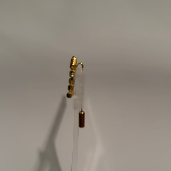 Elegant Gold and Green Brooch with Candle Design - Picture 3 of 6